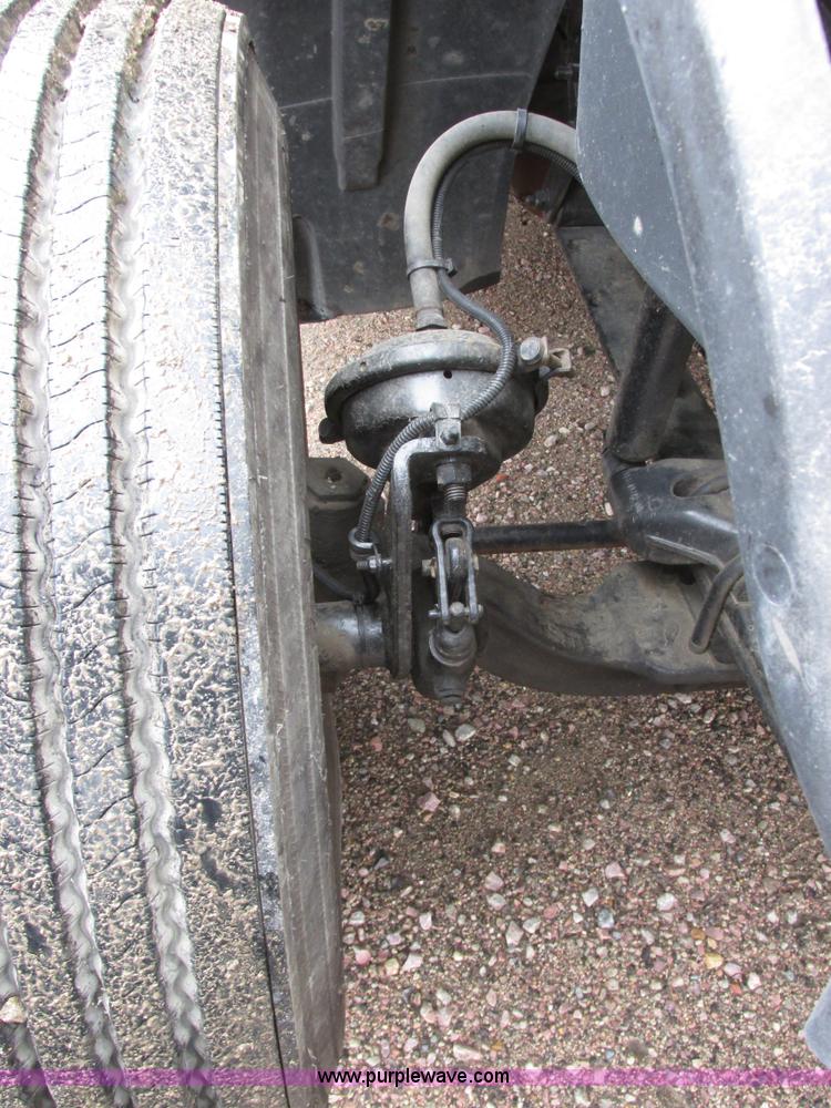 image for item I6195 2001 Freightliner Columbia semi truck