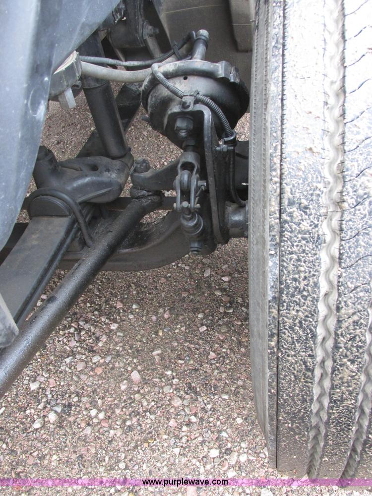 image for item I6195 2001 Freightliner Columbia semi truck