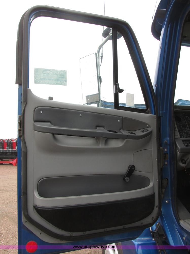 image for item I6195 2001 Freightliner Columbia semi truck