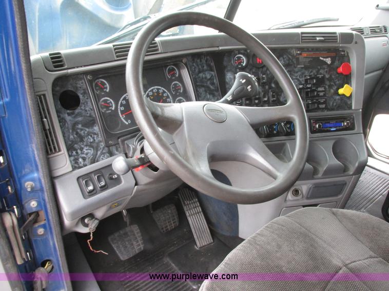 image for item I6195 2001 Freightliner Columbia semi truck