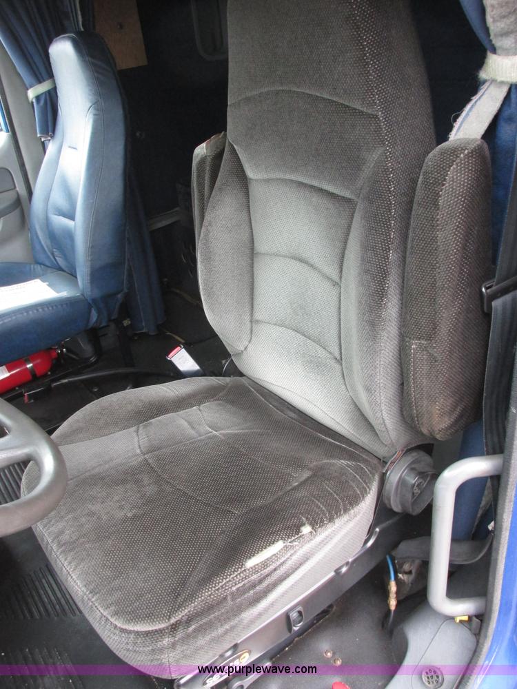 image for item I6195 2001 Freightliner Columbia semi truck