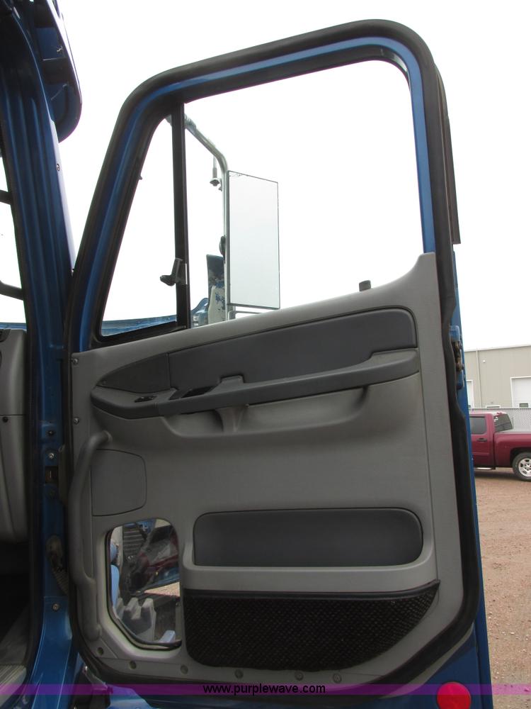 image for item I6195 2001 Freightliner Columbia semi truck