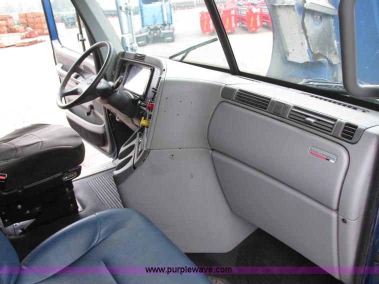 image for item I6195 2001 Freightliner Columbia semi truck