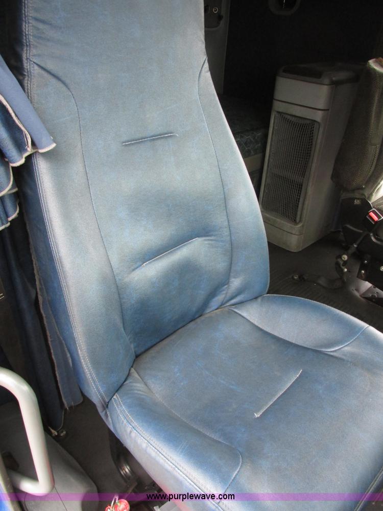 image for item I6195 2001 Freightliner Columbia semi truck