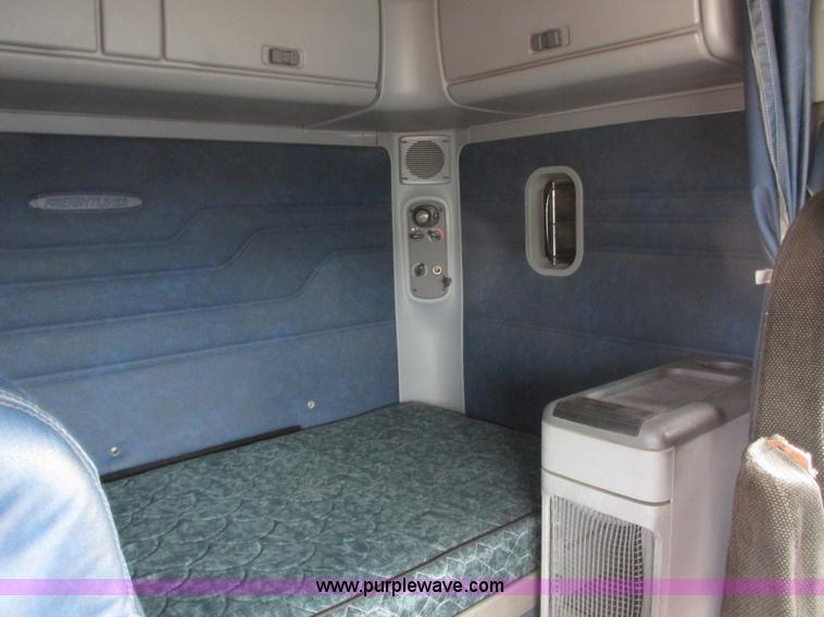 image for item I6195 2001 Freightliner Columbia semi truck