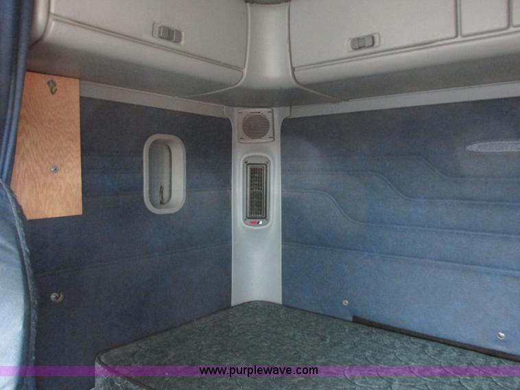 image for item I6195 2001 Freightliner Columbia semi truck