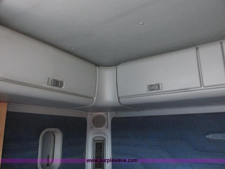 image for item I6195 2001 Freightliner Columbia semi truck