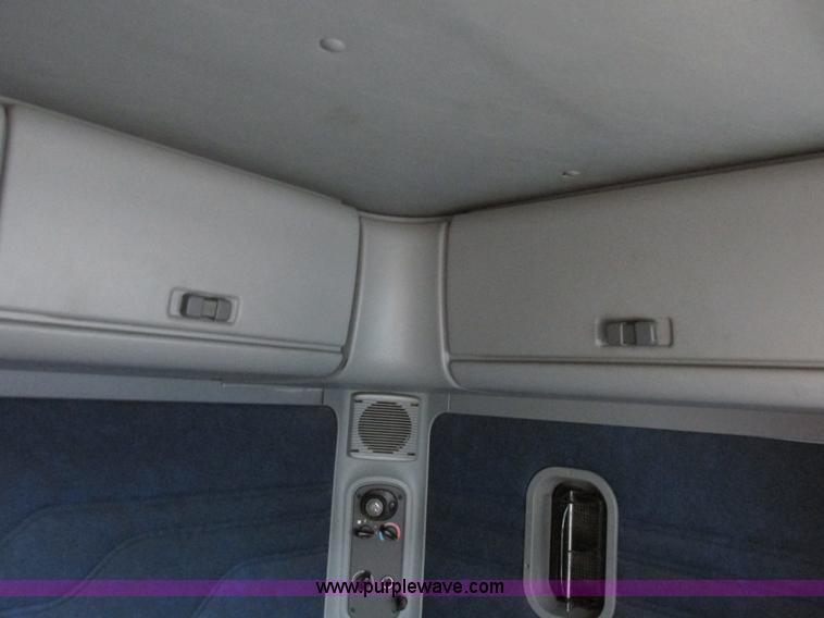 image for item I6195 2001 Freightliner Columbia semi truck