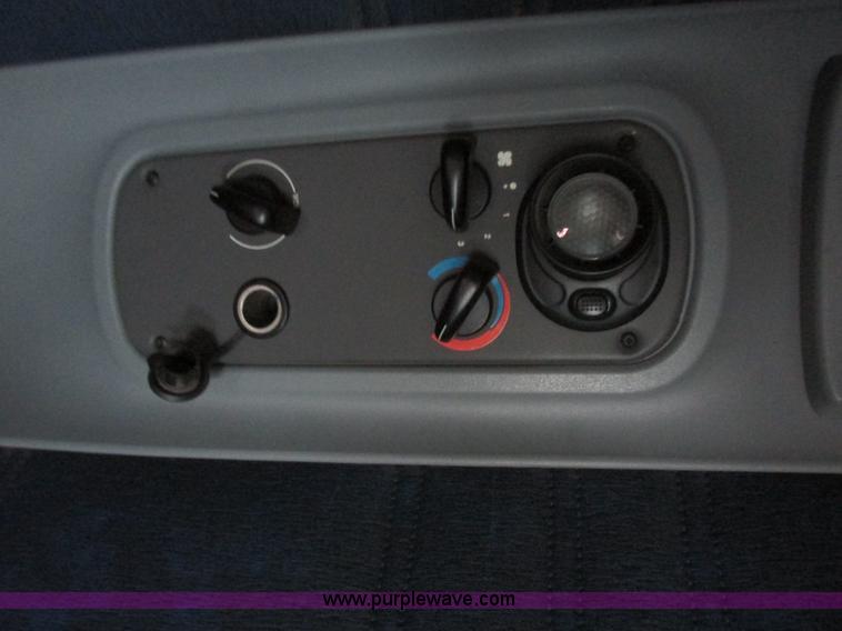 image for item I6195 2001 Freightliner Columbia semi truck