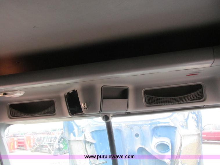 image for item I6195 2001 Freightliner Columbia semi truck