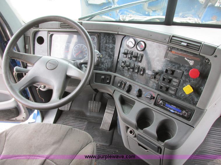 image for item I6195 2001 Freightliner Columbia semi truck