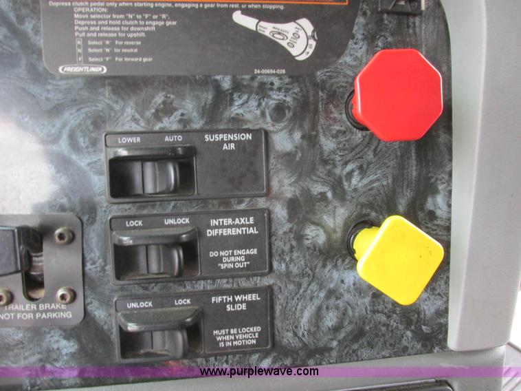 image for item I6195 2001 Freightliner Columbia semi truck