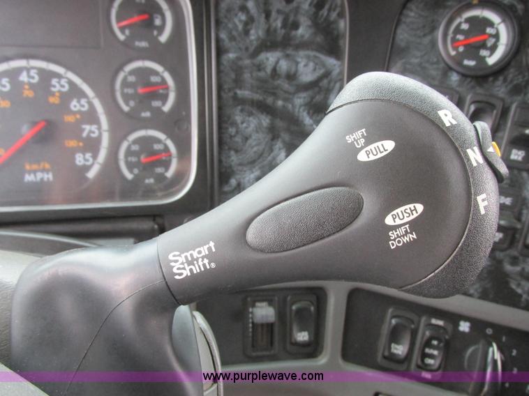 image for item I6195 2001 Freightliner Columbia semi truck