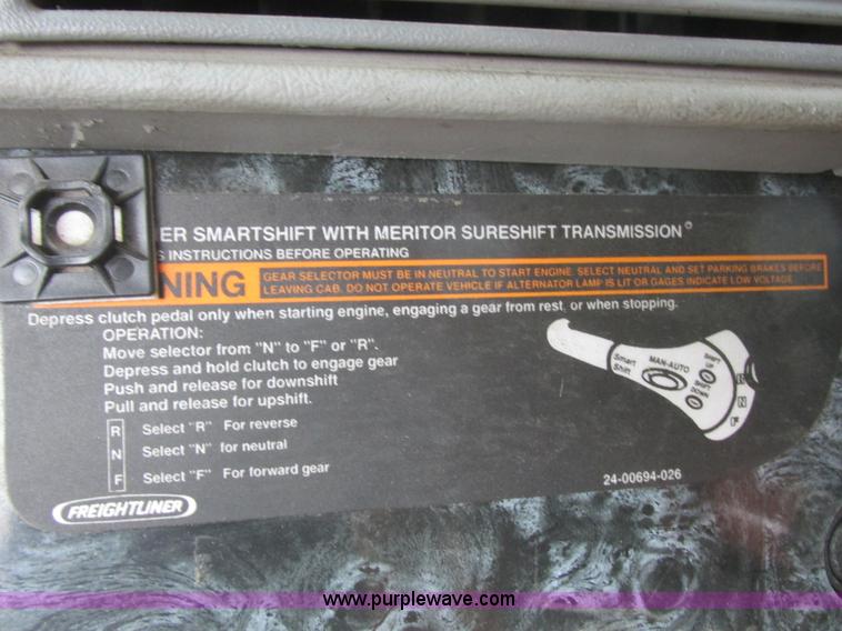 image for item I6195 2001 Freightliner Columbia semi truck