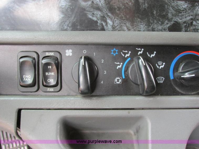 image for item I6195 2001 Freightliner Columbia semi truck