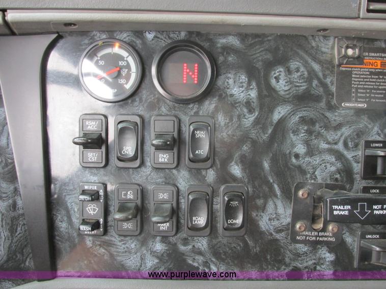 image for item I6195 2001 Freightliner Columbia semi truck