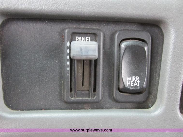 image for item I6195 2001 Freightliner Columbia semi truck