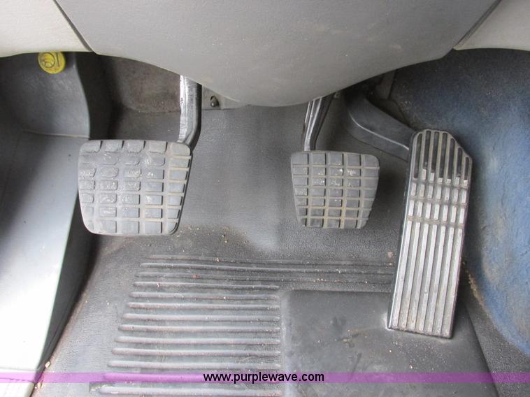 image for item I6195 2001 Freightliner Columbia semi truck