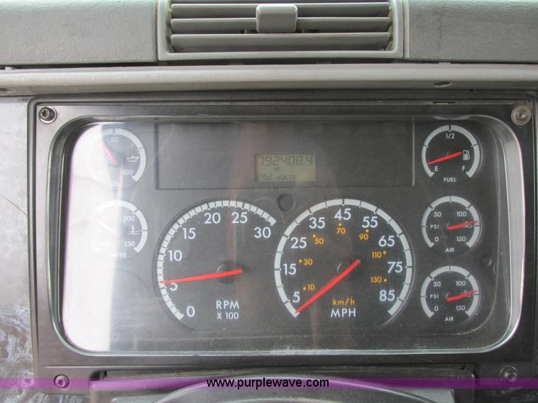 image for item I6195 2001 Freightliner Columbia semi truck