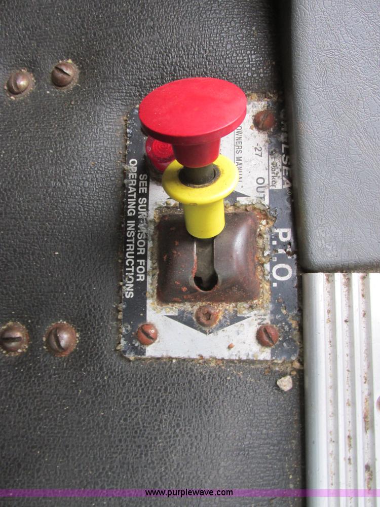 image for item I6195 2001 Freightliner Columbia semi truck