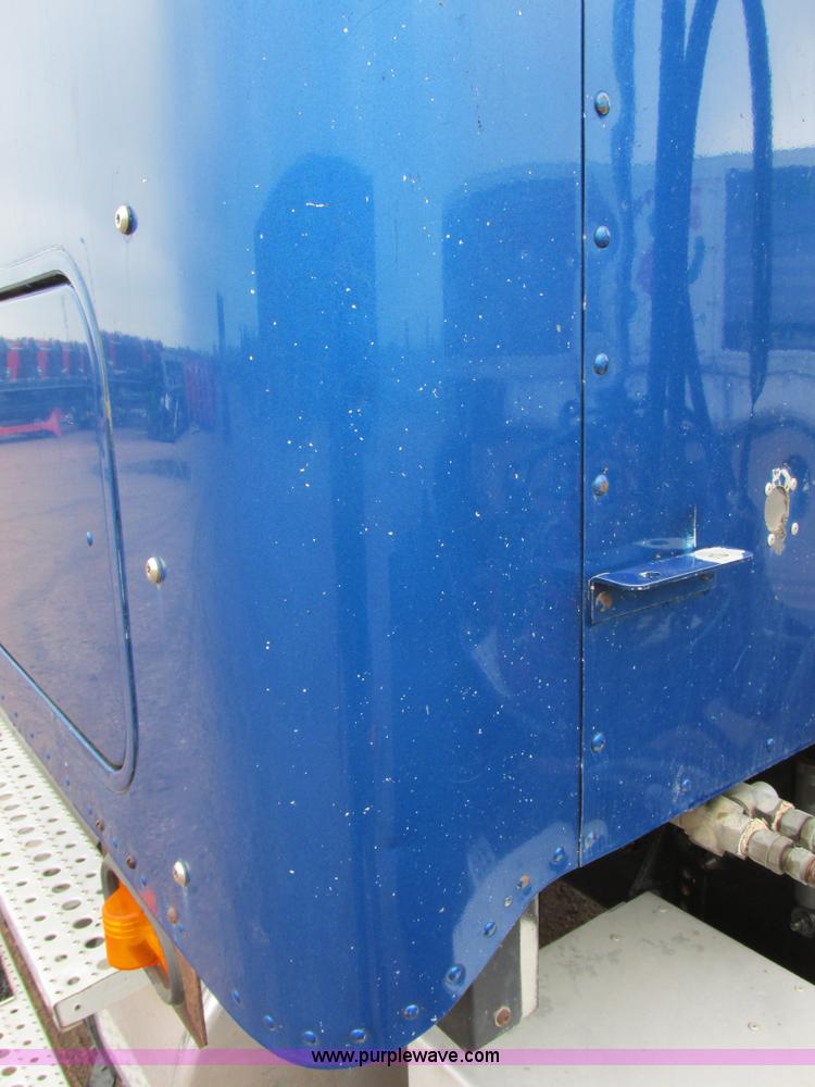 image for item I6195 2001 Freightliner Columbia semi truck