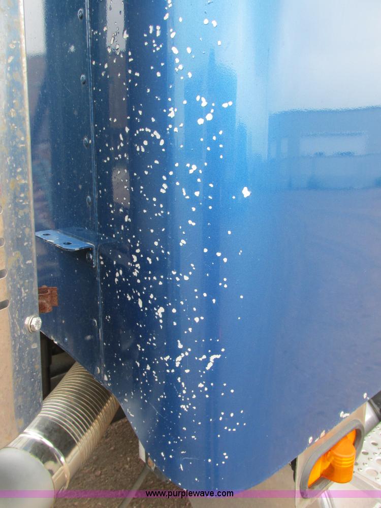 image for item I6195 2001 Freightliner Columbia semi truck