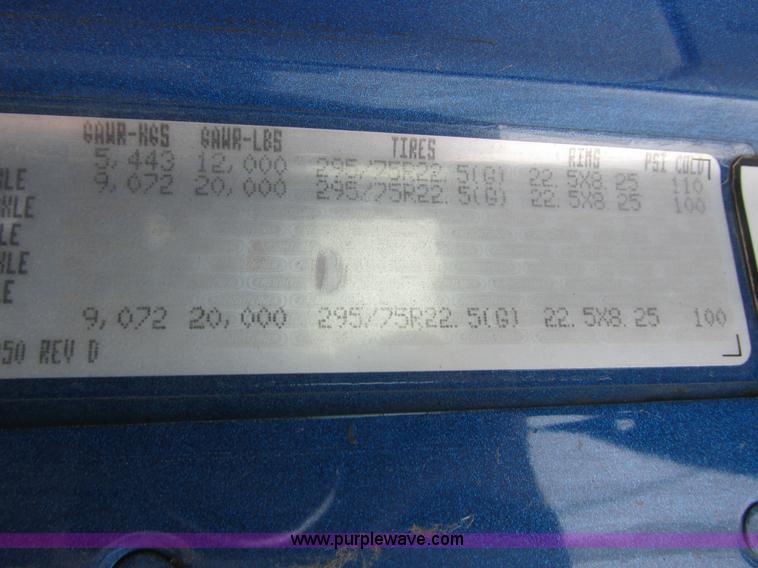 image for item I6195 2001 Freightliner Columbia semi truck