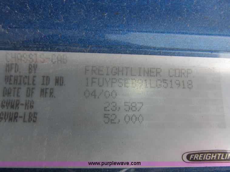 image for item I6195 2001 Freightliner Columbia semi truck