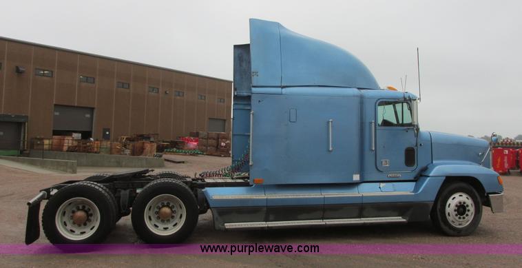 image for item I6196 1998 Freightliner FLD120 semi truck