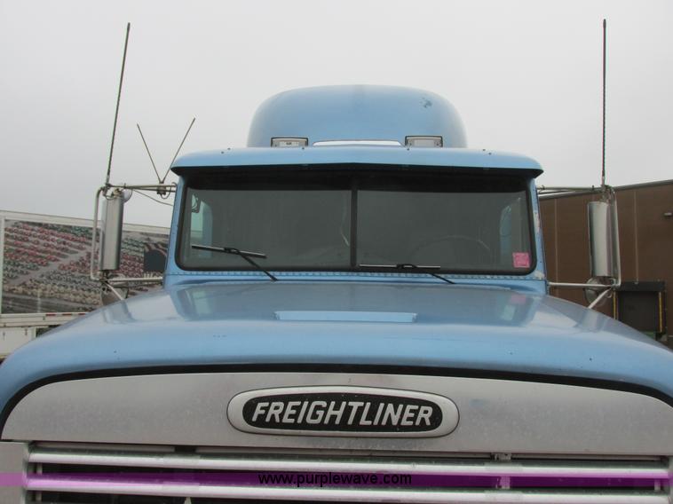 image for item I6196 1998 Freightliner FLD120 semi truck