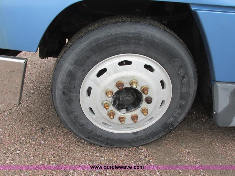 image for item I6196 1998 Freightliner FLD120 semi truck