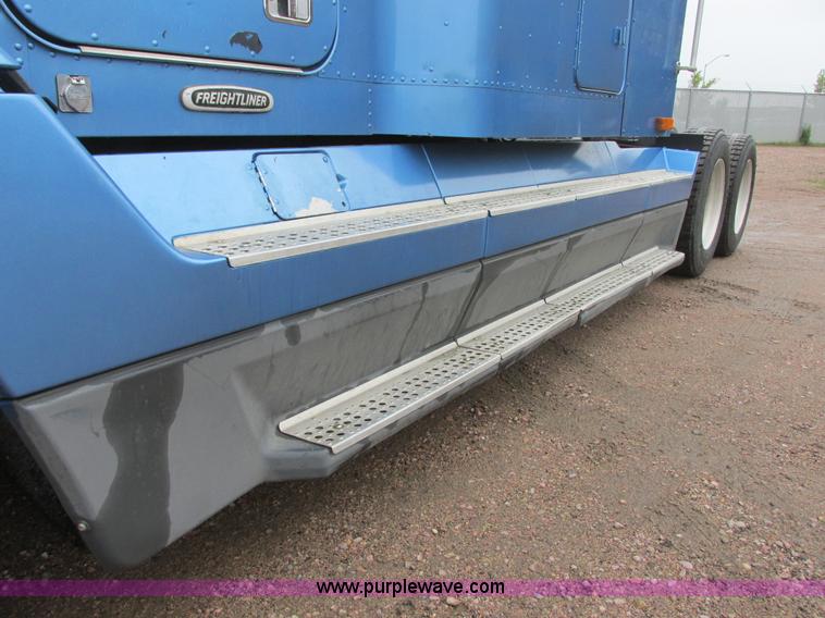 image for item I6196 1998 Freightliner FLD120 semi truck