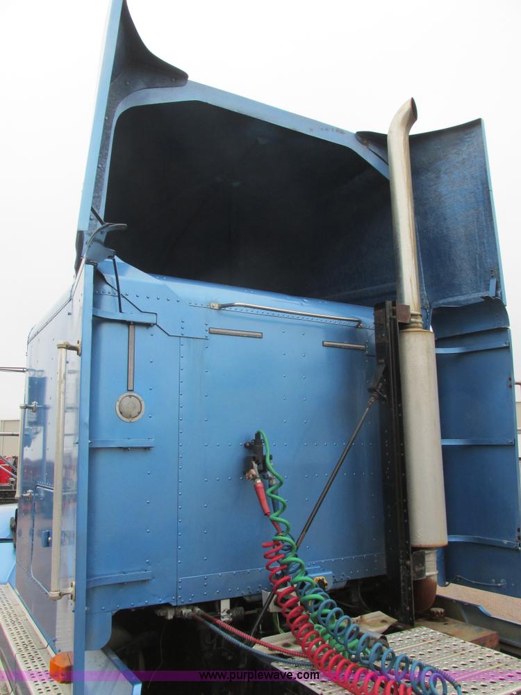 image for item I6196 1998 Freightliner FLD120 semi truck