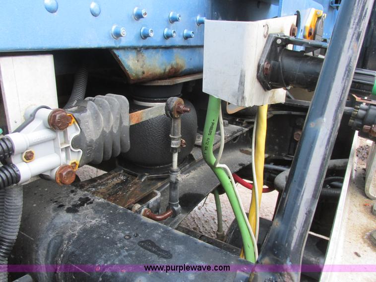 image for item I6196 1998 Freightliner FLD120 semi truck