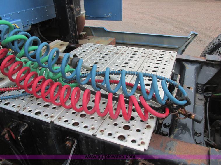 image for item I6196 1998 Freightliner FLD120 semi truck