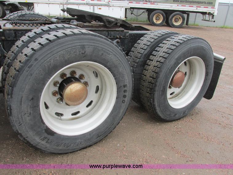 image for item I6196 1998 Freightliner FLD120 semi truck