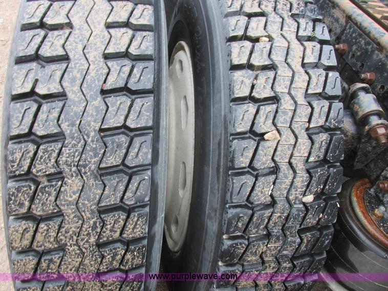 image for item I6196 1998 Freightliner FLD120 semi truck