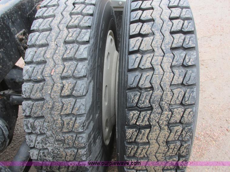 image for item I6196 1998 Freightliner FLD120 semi truck