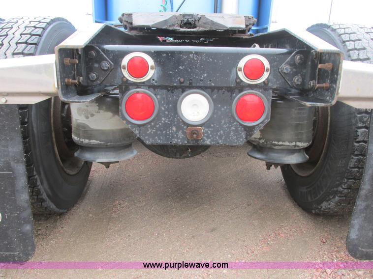 image for item I6196 1998 Freightliner FLD120 semi truck