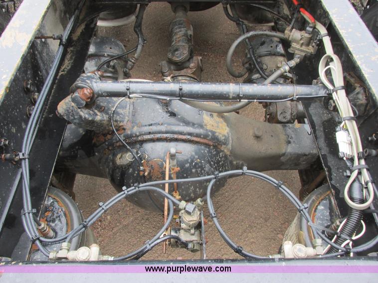 image for item I6196 1998 Freightliner FLD120 semi truck