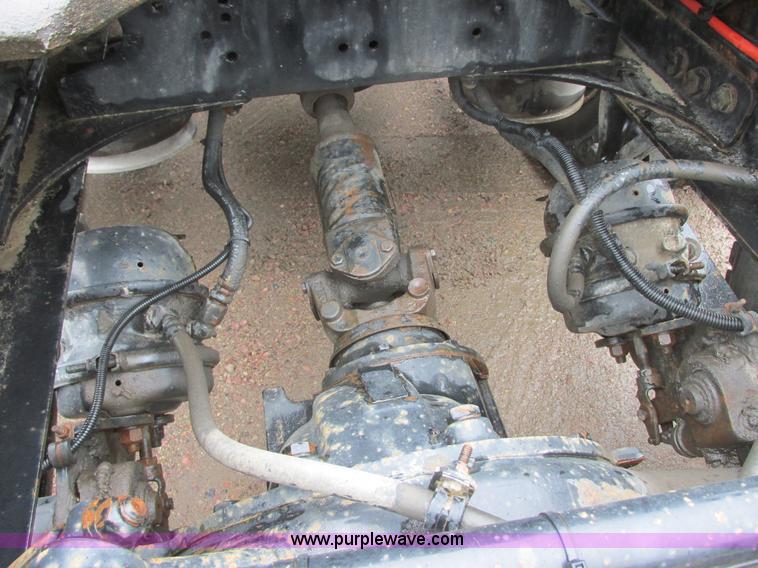 image for item I6196 1998 Freightliner FLD120 semi truck