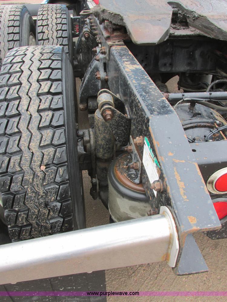 image for item I6196 1998 Freightliner FLD120 semi truck