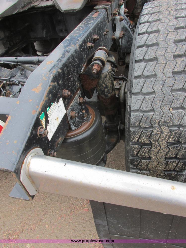 image for item I6196 1998 Freightliner FLD120 semi truck