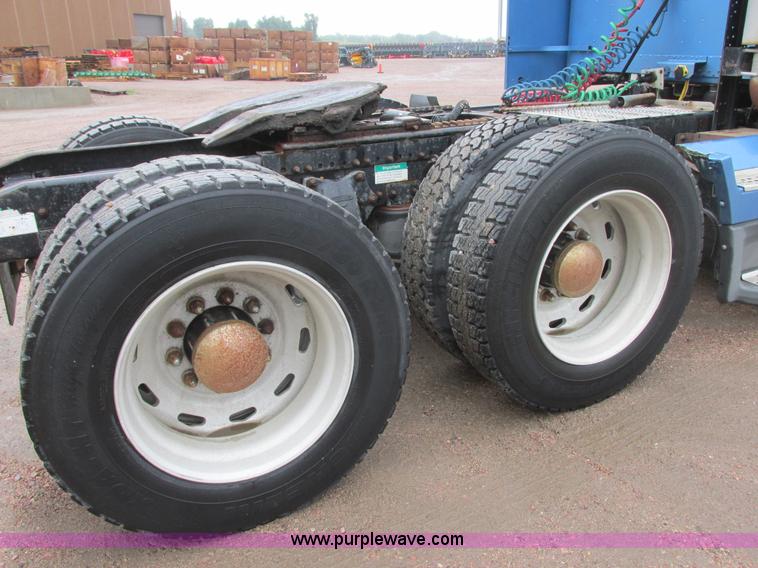 image for item I6196 1998 Freightliner FLD120 semi truck