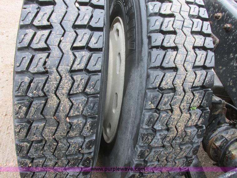 image for item I6196 1998 Freightliner FLD120 semi truck