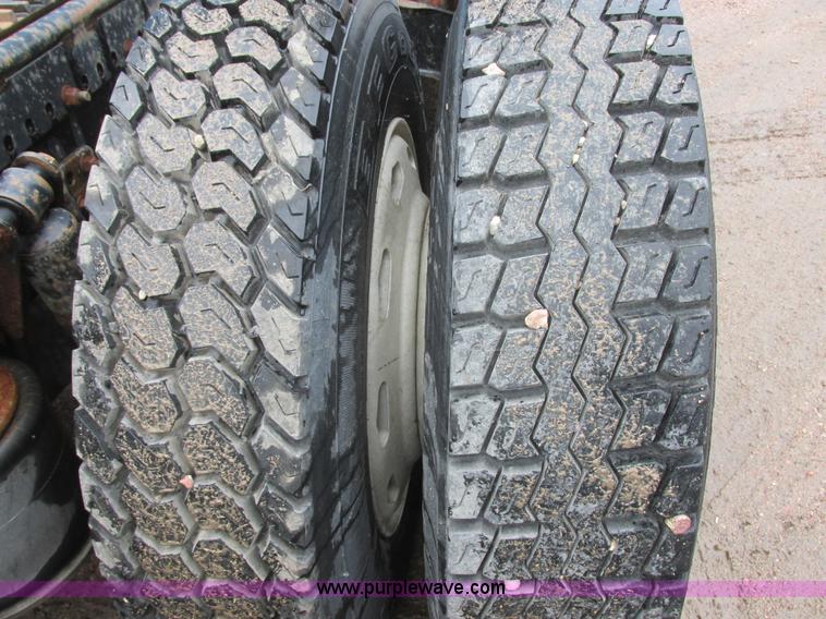 image for item I6196 1998 Freightliner FLD120 semi truck