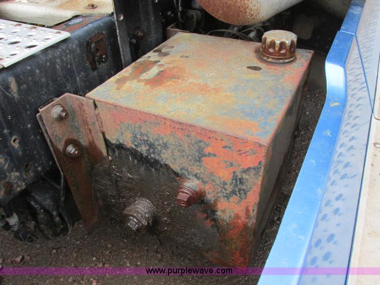 image for item I6196 1998 Freightliner FLD120 semi truck