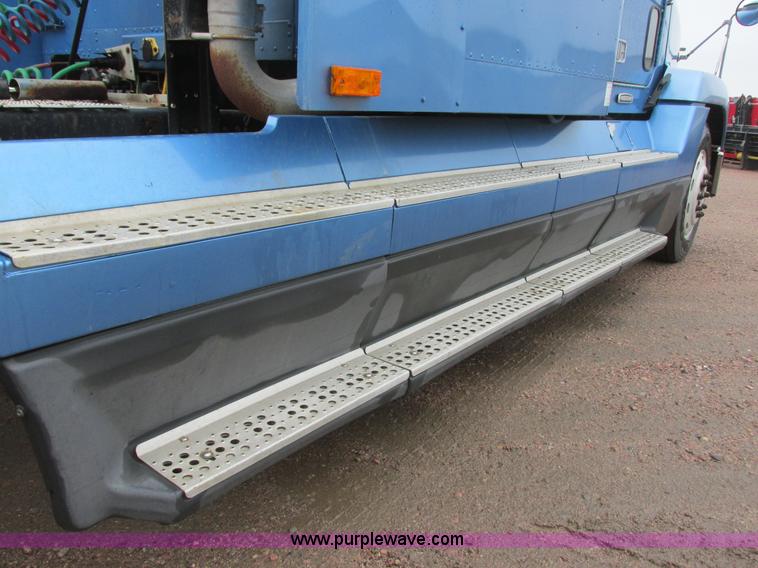 image for item I6196 1998 Freightliner FLD120 semi truck