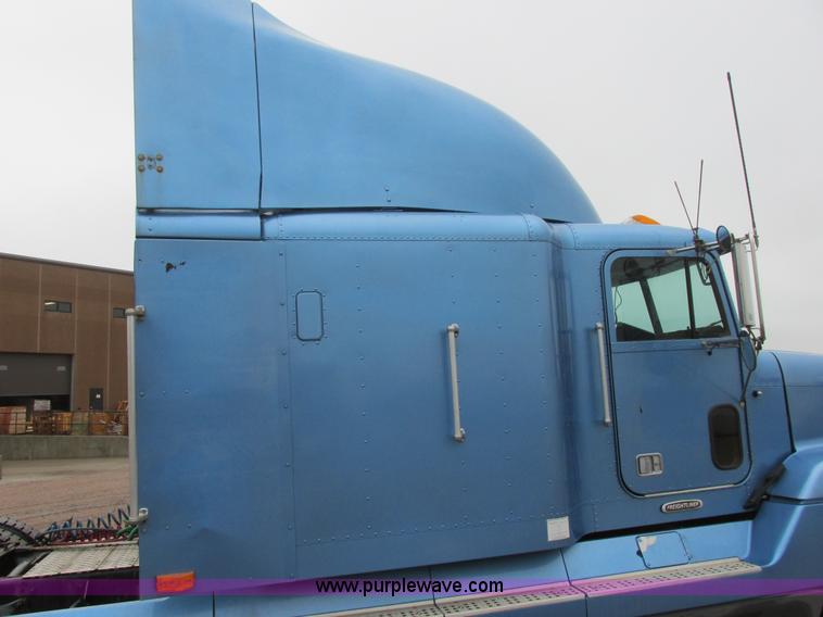 image for item I6196 1998 Freightliner FLD120 semi truck