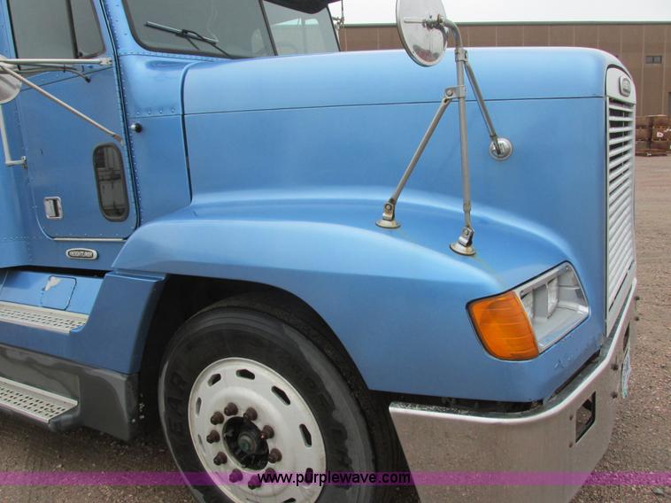 image for item I6196 1998 Freightliner FLD120 semi truck